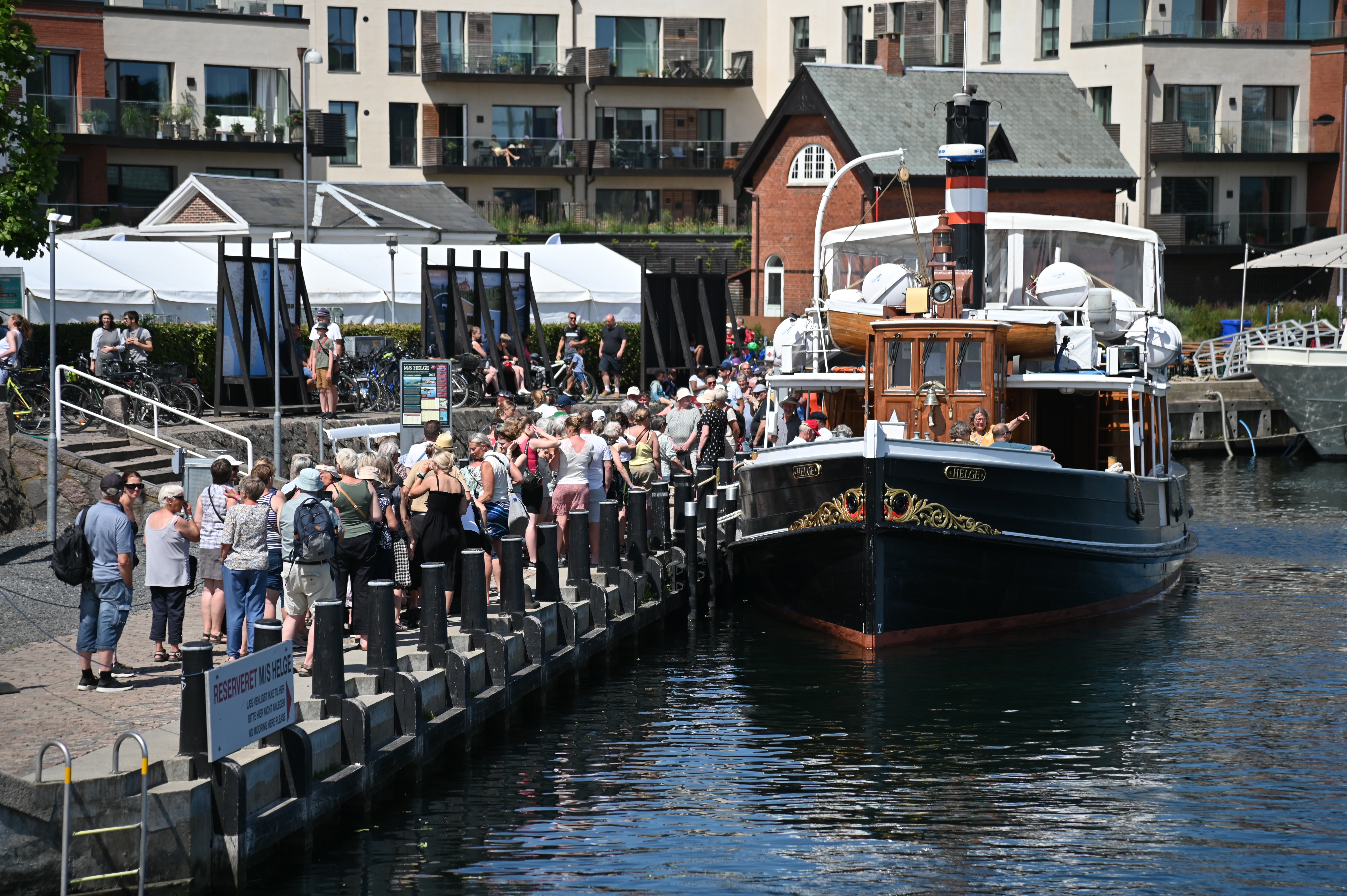 MS Helge med mennesker foran en sommerdag